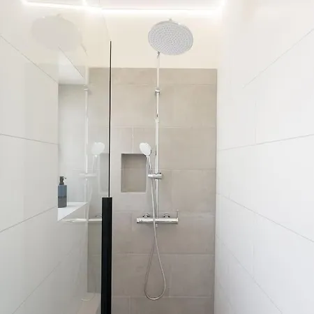 Three Bedroom Stylish Next To Acropolis Apartment