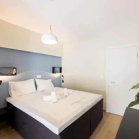 Three Bedroom Stylish Next To Acropolis *