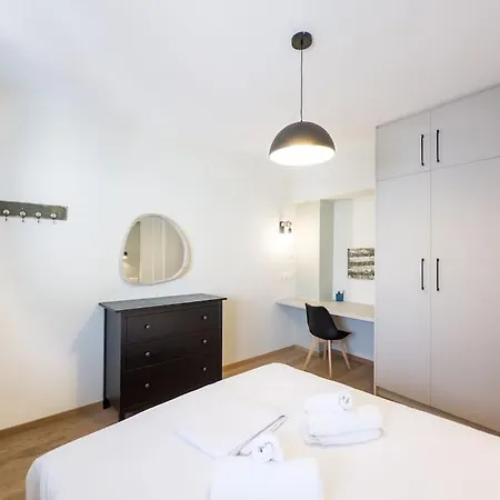 Three Bedroom Stylish Next To Acropolis Apartment