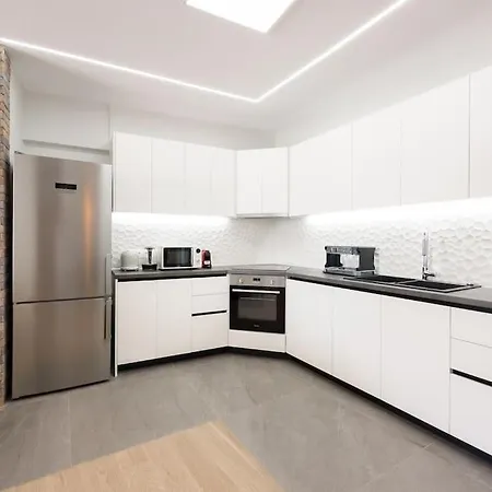 Three Bedroom Stylish Next To Acropolis Apartment *