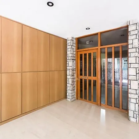 Three Bedroom Stylish Next To Acropolis Apartment