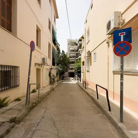 Three Bedroom Stylish Next To Acropolis Apartment