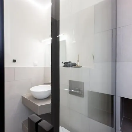 Three Bedroom Stylish Next To Acropolis *