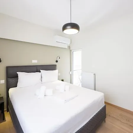Three Bedroom Stylish Next To Acropolis Apartment